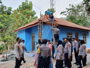 Kapolres Wonogiri Pimpin Bedah Rumah Warga Belakang Kantornya