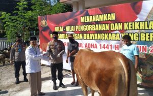 Polres Wonogiri Serahkan Hewan Kurban Kepada Pengurus Masjid Al Mukmin