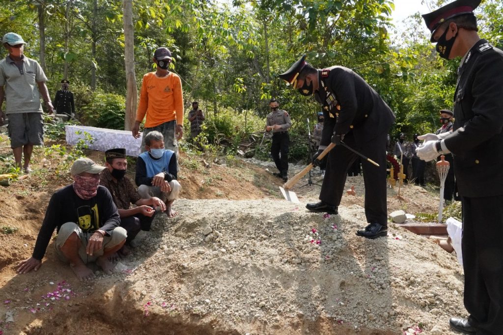 Kapolres Turun Ke Liang Lahat Saat Pemakaman Anggotanya