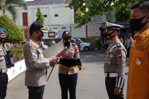 Operator Yanlik SIM, SPKT dan SKCK Di Berikan Penghargaan Oleh Kapolres