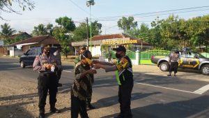 Tak Patuhi Prokes Pengguna Jalan Kena Tegur Petugas di Giriwoyo