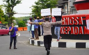 Demi Cegah Penyebaran Covid 19, Aksi Unjuk Rasa Tolak HRS Di Bubarkan Pak Polisi