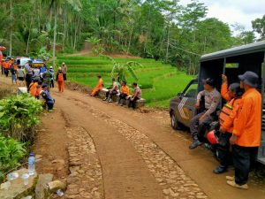 Ibu dan Anak Hanyut saat Seberangi Sungai Selokerto Girimarto