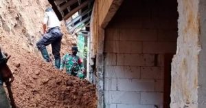 Terjadi Longsor Dan rusak Rumah Warga TNI Polri Langsung Kerja Bakti