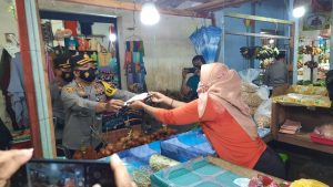 Polres Bersama Kodim 0728 Wonogiri Bagikan 3000 Masker