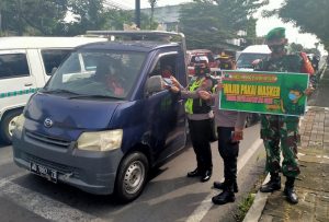 Kabagops Pimpin Pembagian 6.750 Masker di Area Pasar Sidorejo