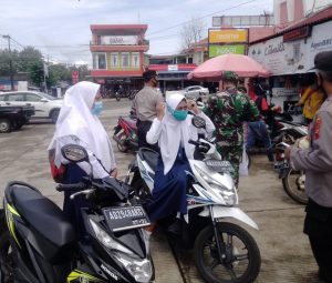 “Nduk Cah Ayu Kudu Nggo Masker Yo…..” Tegur Kapolsek Jatiroto