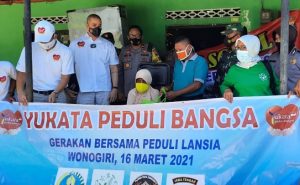 TNI Polri Gandeng Okan Kornelius, Bagikan Kasur Dan Sembako untuk Lansia