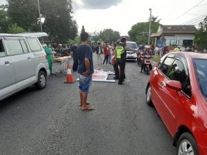 Polisi Dan Warga Mengatur Jalan Yang Macet Sekitar TKP Laka Lantas Motor Beat Vs Kbm Bus Mercedes Benz Di Wonogiri