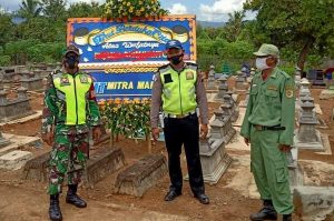 TNI-Polri dan Linmas Turun Bantu Warga Amankan Pemakaman Jenazah Sesuai Prokes Pencegahan Covid-19