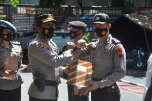 Kapolres Wonogiri Dan 13 Anggota Berprestasi Gelar Serah Terima Penghargaan Di Halaman Polres Wonogiri