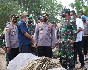 TINJAU NTT, PANGLIMA DAN KAPOLRI FOKUSKAN EVAKUASI KORBAN DAN KIRIM BANTUAN