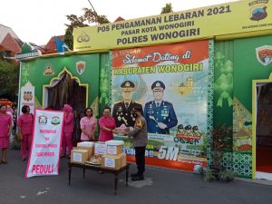 Ibu-ibu Bhayangkari Cabang Wonogiri Bagikan Takjil Gratis