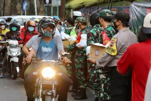 TNI/Polri Se-Jateng Secara Serentak Bagikan Takjil dan Berbagi Rejeki Pada  Masyarakat