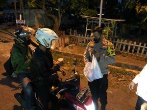 Ramadhan Tahun Ini, Kapolres Bagi Takjil Di Depan Mapolres Wonogiri