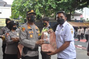 Kapolres Isi Kegiatan Akhir Masa Jabatan Di Polres Wonogiri Dengan Bagikan Buku Yanpatdu