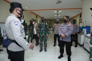 Didampingi Panglima TNI, Kapolri Beri Tiket Sekolah Bhabinkamtibmas Usai Sidak PPKM Mikro di Kudus