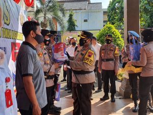 Kapolres Wonogiri Serahkan Bantuan Kapolri kepada Masyarakat Terdampak PPKM / Pandemi Covid-19