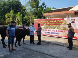 AKBP Dydit Meyerahkan Langsung Hewan Qurban Kepada Takmir Masjid Al-mukmin