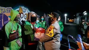 Giat Malam Patroli Skala Besar Kapolres Wonogiri Bagikan Bansos