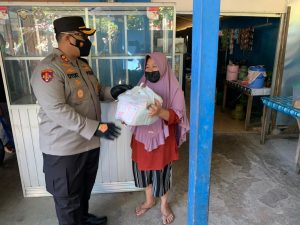 Polres Wonogiri Adakan Giat Rutin Bagikan Bansos Untuk Warga Terdampak Pandemi