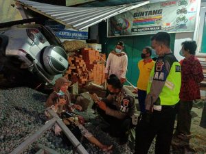 Tabrakan Tunggal Toyota Rush Hantam Teras Toko Material