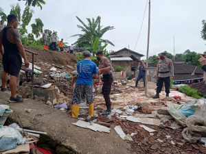 Satu Rumah Roboh Tertimpa Longsoran Tebing, Polisi Wonogiri Bersama Warga Lakukan Evakuasi