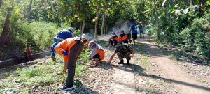 Wujudkan Kebersihan, Polsek Giriwoyo Kerja Bakti Embung