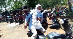 Layanan Vaksinasi, Pak Bhabin Jemput Hingga Gendong Lansia