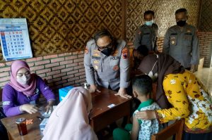 Tinjau Vaksinasi Anak Di Tiga SD, Kapolres Wonogiri Beri Himbauan