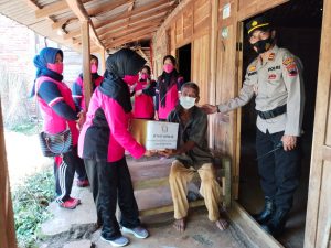 Sasar Warga Kurang Mampu, Bhayangkari Polsek Paranggupito Bagikan Paket Sembako