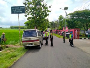 Antisipasi Omicron, Anggota Polsek Pracimantoro Cek Point Perbatasan