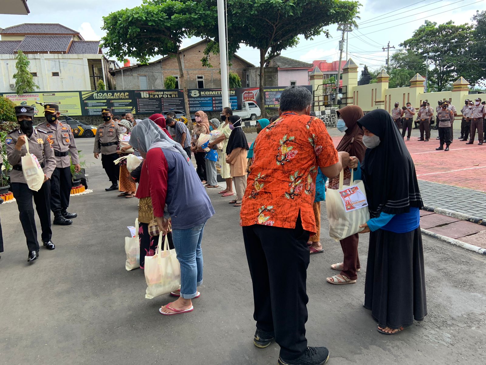 HUT Satpam ke-41, Warga Kurang Mampu Terima Paket Sembako