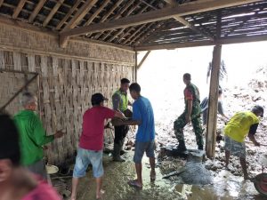 Longsoran Tanah Menimpa Rumah Semo, Petugas Turun Lokasi Bantu Evakuasi