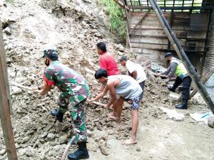 Hujan Sehari, Dapur Rumah Pak Bibit Tertimpa Longsoran Tebing