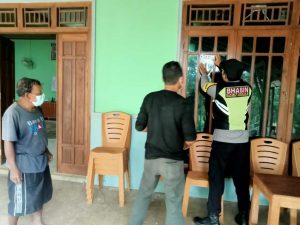 Polisi Wonogiri Pasangi Sticker saat Ada Warga Isoman Dirumah