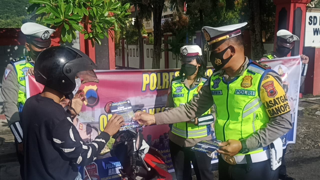 Sosialisasi Tertib Berlalu Lintas, Satlantas Polres Wonogiri Turun ke Jalan Bagikan Sticker dan Masker