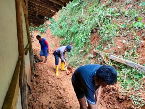 Diguyur Hujan Deras, Longsoran Tanah Timbun Rumah Pak Marianto