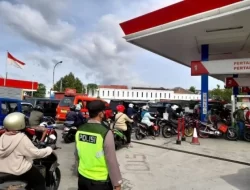 Viral Harga BBM Naik, Anggota Polres Wonogiri Amankan Antrean Panjang