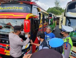 Satgas Operasi Zebra Polres Wonogiri Bagikan Pamflet dan Stiker Tertib Berlalu Lintas