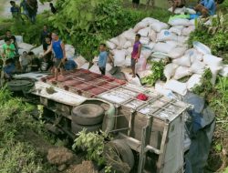 NIAT MENGGANJAL TRUK PRIA ASAL PURWODADI DITABRAK SESAMA TRUK DI PURWANTORO