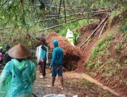 2 Titik Longsor DiWonogiri Timpa Jalan dan Rumah Warga