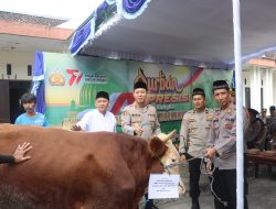 Hari Raya Idul Adha, Wakapolres Wonogiri Serahkan Hewan Qurban