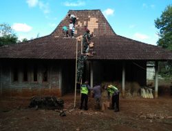 Sinergitas TNI – Polisi Bantu Perbaikan Rumah warga Terdampak Gempa di Jatisrono