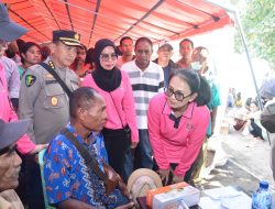 Ketum Bhayangkari Berikan Bantuan Kepada Anak Stunting di Desa Reruwairere