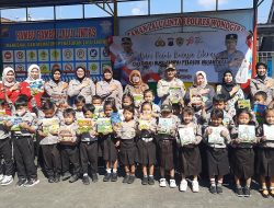 Tingkatkan Literasi Anak, Polres Wonogiri Bagikan Buku Bacaan