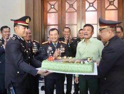 Surprise untuk  HUT TNI ke 78, Kapolda  Jateng kunjungi rumah dinas Pangdam IV/Diponegoro