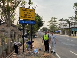 Polres Wonogiri bersama Jasa Raharja pasang Rambu Peringatan di titik Black Spot Rawan Kecelakaan