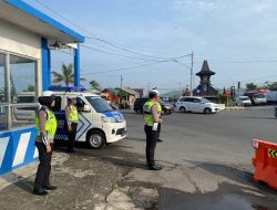 Polres Wonogiri berikan pelayanan pengamanan dan pengaturan Kamseltibcar Lantas dipagi hari .