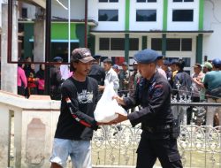 Kunjungi Demak dan Kudus, Sat Brimobda Jateng Bagikan Ribuan Paket Bansos pada Warga Terdampak Banjir